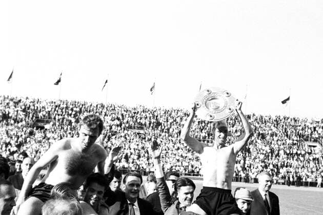 Borussia Dortmund ist Deutscher Meister 1963 - Jubel auf der Ehrenrunde mit Wilhelm Burgsmüller (BVB) mit der Meisterschale und Alfred Schmidt (li.) mit freiem Oberkörper