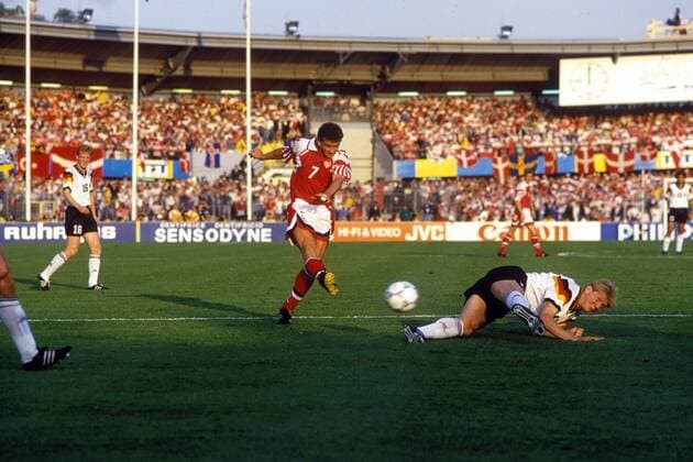 John Faxe Jensen (Dänemark, li.) erzielt das Tor zum 1:0 gegen Stefan Effenberg (Deutschland, re.)