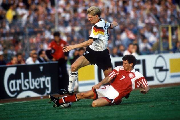 Fußball, EM Finale 1992 in Göteborg, Dänemark - Deutschland 2:0 Stefan Effenberg (Deutschland, li.) gegen John Faxe Jensen (Dänemark)