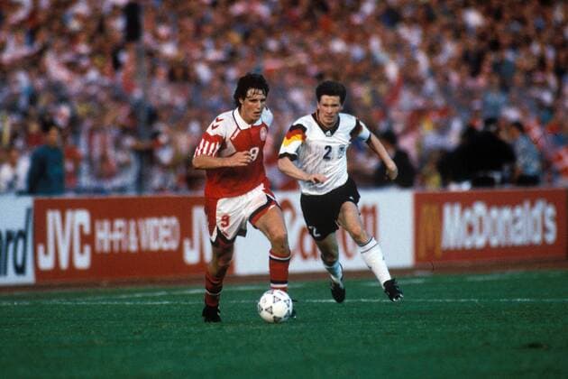 Fußball, EM Finale 1992 in Göteborg, Dänemark - Deutschland 2:0 Fleming Povlsen (Dänemark, li.) gegen Stefan Reuter (Deutschland)
