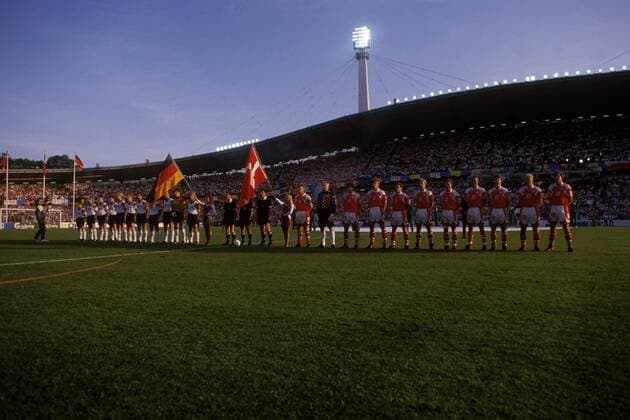 Mannschaftsvorstellung vor dem EM Finale 1992 zwischen Deutschland (li.) und Dänemark im Ullevi Stadion in Göteborg
