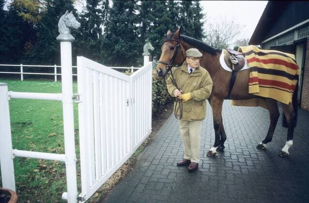 Hans Günther Winkler 11 95 her Mann Reiten Wirtschaft Marketing Brille grauhaarig leger Mantel Mütze quer ganz stehend draußen Tier Pferd neutral