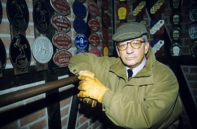 Hans Günther Winkler 11 95 her Mann Reiten Wirtschaft Marketing Brille grauhaarig leger Mantel Mütze quer halb stehend Handschuhe Trophäe angelehnt neutral