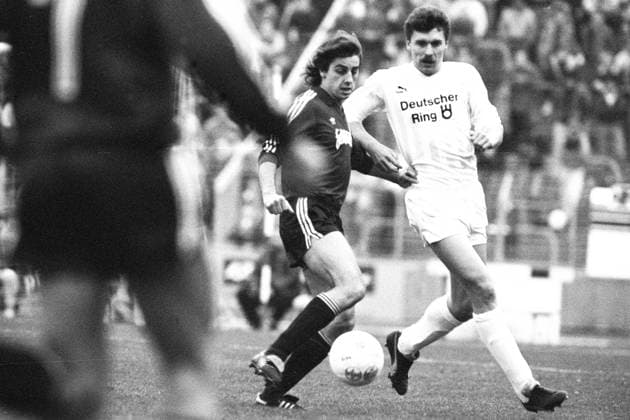 Aus 2.BL Saison 1986 1987 Hannover 96 (dunkles Trikot) gegen FC St. Pauli 4:1 am 15.11.1986 - Han96 Spieler ist Siegfried Reich li. Gegen Dietmar Demuth