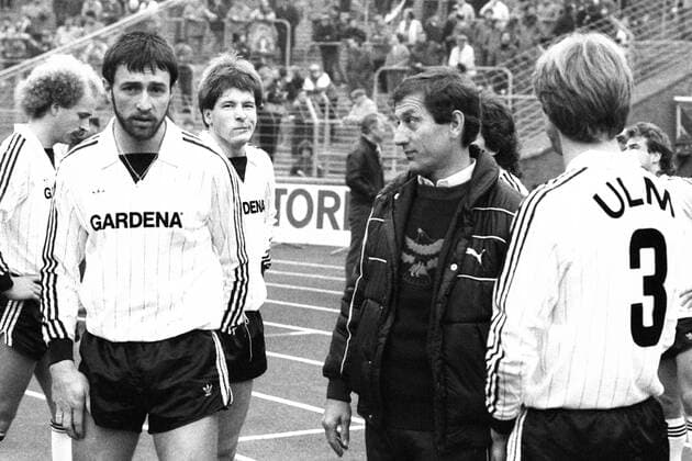 Fußball, Trainerhistorie, SSV Ulm 1846 Aus 2. BL Saison 1984 1985 Hannover 96 (dunkles Trikot) gegen den SSV Ulm 2:0 am 10.11.1984 im Niedersachsenstadion. Im Foto: SSV Ulm Trainer Hannes Baldauf gibt letzte Anweisungen an Peter Assion (2.v.li.)