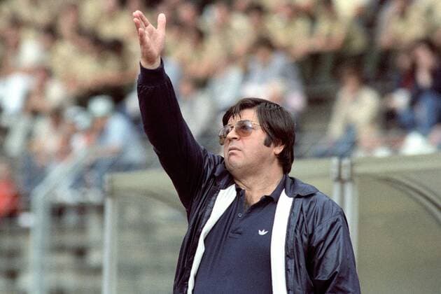 Aus DFB Pokal 1. Runde Saison 1985 1986 in Hannover - SC Freiburg Trainer Anton Rudinsky.