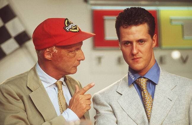 Niki Lauda und Michael Schumacher (re.) 08 95 her Mann Rennfahrer Auto Formel I seriös Krawatte quer Portrait unterhaltend