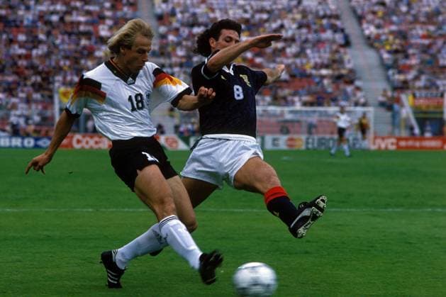Jürgen Klinsmann (Deutschland, li.) gegen Dave McPherson (Schottland)