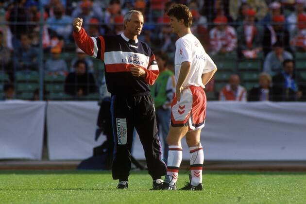 Nationaltrainer Richard Möller Nielsen (li.) im Gespräch mit Brian Laudrup (beide Dänemark)