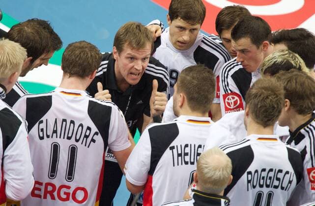Handball Bremen 07.01.2012 Testspiel Länderspiel Deutschland (GER) - Ungarn (HUN) Auszeit mit Martin Heuberger (Deutschland, Bundestrainer)