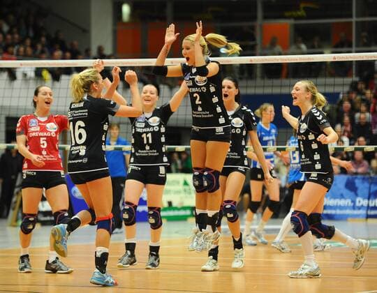 Jubel, v.l.: Kerstin Tzscherlich, Katharina Schwabe (16) und Mareen Apitz (alle Dresden), Dresdner SC gegen Smart Allianz Stuttgart, Volleyball, 1. Bundesliga Frauen, Margon-Arena Dresden Bodenbacher Straße, DSC, Saison 2011 2012, 07.01.2012,