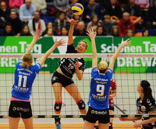 hinterm Netz: Katharina Schwabe (Dresden) gegen Flore Gravesteijn (11) und Franziska Bremer (beide Stuttgart), Dresdner SC gegen Smart Allianz Stuttgart, Volleyball, 1. Bundesliga Frauen, Margon-Arena Dresden Bodenbacher Straße, DSC, Saison 2011 2012, 07.01.2012,