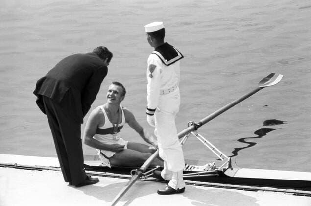 Siegerehrung Rudern Einer Olympische Spiele 1968: Silber für Jochen Meißner (BR Deutschland)