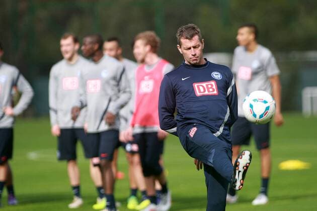 Trainer Michael Skibbe (Hertha BSC) mit Ball Training Hertha BSC in Belek