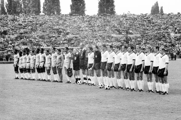 Länderspiel in Stuttgart - BR Deutschland - Brasilien 2:1 - Mannschaftsvorstellung, v.re.: Hans Hubert Vogts, Willi Neuberger, Klaus Fichtel, Siegfried Held, Ludwig Müller, Bernd Dörfel, Wolfgang Weber, Franz Beckenbauer, Max Lorenz, Torwart Horst Wolter, Wolfgang Overath (alle BRD) sowie Schiedsrichter Bertil Lööw (Schweden), daneben Brasilien v.li.: Denilson, Edu, Jairzinho, Borges, Tostao, Joel, Jurandir, Gerson, Sadi, Torwart Claudio und Carlos Alberto