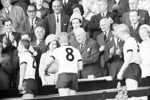 Fußball, WM 1966, Finale in Wembley, England - Deutschland 4-2 n.V. WM Finale 1966 in London - Team der BR Deutschland bei der Siegerehrung nach ihrer Niederlage - Trost gibt es von der Queen Elizabeth II., FIFA Präsident Sir Stanley Rous und Katherine Lucy Mary, Herzogin von Kent (re.) für Horst Dieter Höttges (li.), Helmut Halle (Mitte) und Karl Heinz Schnellinger (alle BRD)