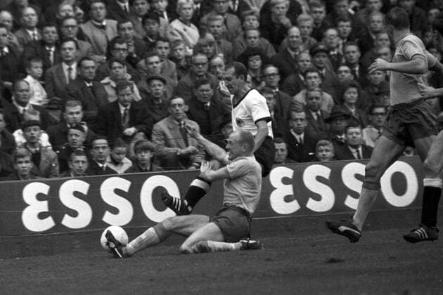 WM Qualifikation in 1965 Stockholm - Schweden - BR Deutschland 1:2 - Lennart Wing (Schweden, vorn) gegen Peter Grosser (BRD)