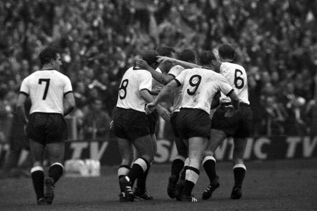 WM Qualifikation in 1965 Stockholm - Schweden - BR Deutschland 1:2 - Torjubel BRD mit Uwe Seeler (9)