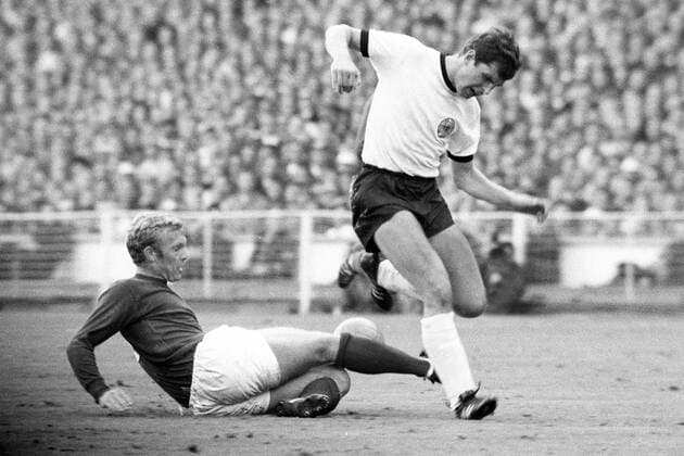 WM Finale 1966 im Wembley Stadion London - England - BR Deutschland 4:2 n.V. - Lothar Emmerich (BRD, re.) gegen Bobby Moore (England)