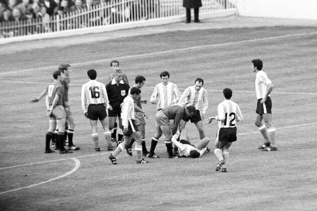 WM 1966 in Birmingham - Argentinien - Spanien 2:1 - Schiedsrichter Dimitar Roumentschev (Bulgarien) inmitten des Getümmels, ein Argentinier liegt verletzt am Boden