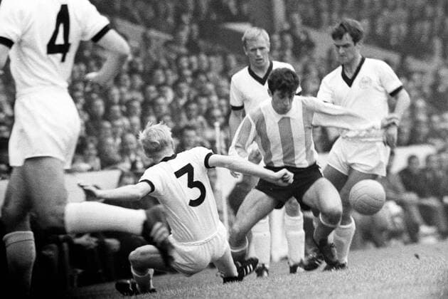 WM 1966 in Birmingham - BR Deutschland - Argentinien 0:0 - Wolfgang Overath (re.), Siegfried Held (3.v.re.) und Karl Heinz Schnellinger (alle BRD)
