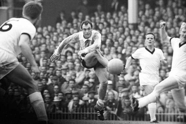 WM 1966 in Birmingham - BR Deutschland - Argentinien 0:0 - Erminio Onega (Argentinien) gegen Karl Heinz Schnellinger (re.) und dahinter Albert Brülls (beide BRD)