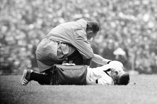 WM 1966 in Birmingham - BR Deutschland - Argentinien 0:0 - Wolfgang Weber (re.) verletzt, Masseur Erich Deuser (beide BRD) hilft