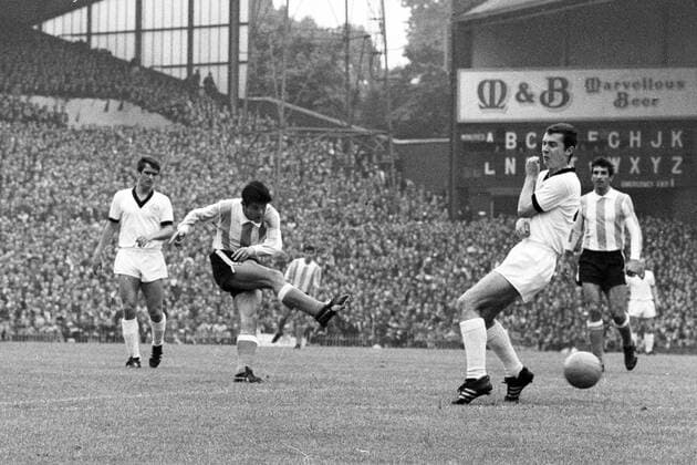 WM 1966 in Birmingham - BR Deutschland - Argentinien 0:0 - Jorge Solari (Argentinien, 2.v.li.) gegen Franz Beckenbauer (2.v.re.) und Wolfgang Overath (beide BRD)