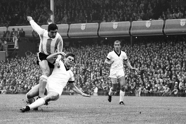 WM 1966 in Birmingham - BR Deutschland - Argentinien 0:0 - Luis Artime (Argentinien, li.) gegen Wolfgang Weber (Mitte) und Horst Dieter Höttges (beide BRD)
