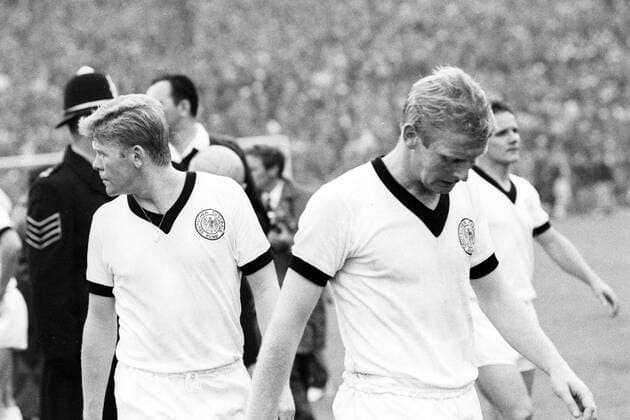 WM 1966 in Birmingham - BR Deutschland - Argentinien 0:0 - Karl Heinz Schnellinger (vorn), Helmut Haller (li.) und Albert Brülls (alle BRD)