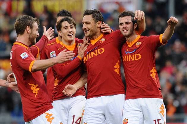 Francesco Totti (Roma) mit Daniele De Rossi, Bojan Krkic sowie Miralem Pjanic Roma, 08 01 2012 Stadio Olimpico Football Calcio 2011 2012 AS Roma vs AC Chievo Verona. Campionato di calcio serie A - AntoniettaxBaldassarre
