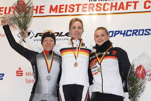 Podium der Damen v.l.n.r. - (2.) Trixi Worrack (Cottbus) - (1.) Hanka KUPFERNAGEL (Staufen) - (3) Sabrina Schweizer (Wangen) - Event: Deutsche Meisterschaften Querfeldein Damen 2012 - Location: Kleinmachnow - Brandenburg - Deutschland - Datum: 08.01.2012