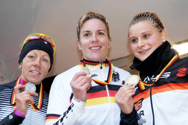 Podium der Damen v.l.n.r. - (2.) Trixi Worrack (Cottbus) - (1.) Hanka KUPFERNAGEL (Staufen) - (3) Sabrina Schweizer (Wangen) - Event: Deutsche Meisterschaften Querfeldein Damen 2012 - Location: Kleinmachnow - Brandenburg - Deutschland - Datum: 08.01.2012