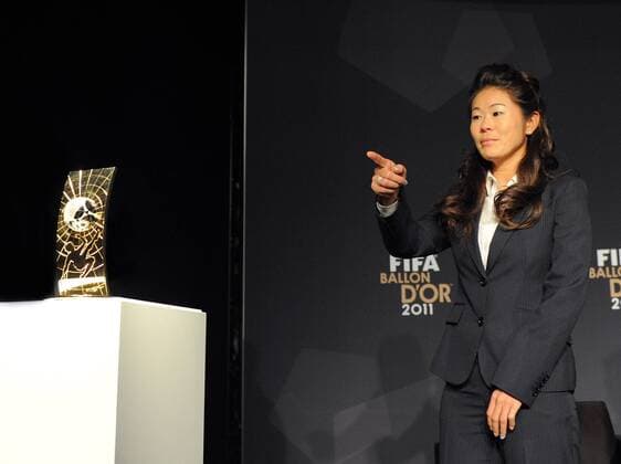 Fussball International FIFA Ballon d Or Zürich Weltfussballerin 2011 09.01.2012 Pressekonferenz Homare Sawa (Japan) mit Trophy 