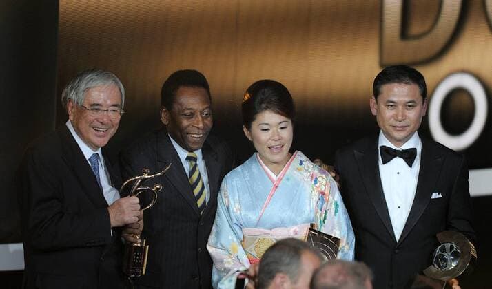 Fussball International FIFA Ballon d Or Zürich Wahl zum Weltfussballer 2011 Junji Ogura (Verbandspräsident Japan), Pele (Brasilien), Siegerin Weltfußballerin Homare Sawa (Japan) und Frauen Nationaltrainer des Jahres Norio Sasaki (Frauennationalmannschaft Japan) auch mit Fair Play Pokal 