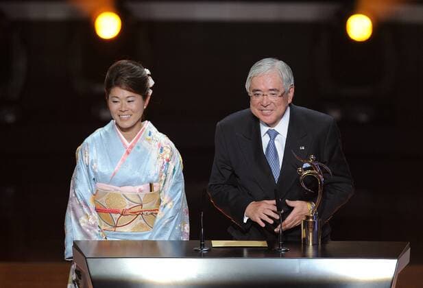 Fussball International FIFA Ballon d Or Zürich Wahl zum Weltfussballer 2011 Junji Ogura (re, Verbandspräsident Japan) und Weltfußballerin Homare Sawa (Japan) mit dem Fair Play Pokal 