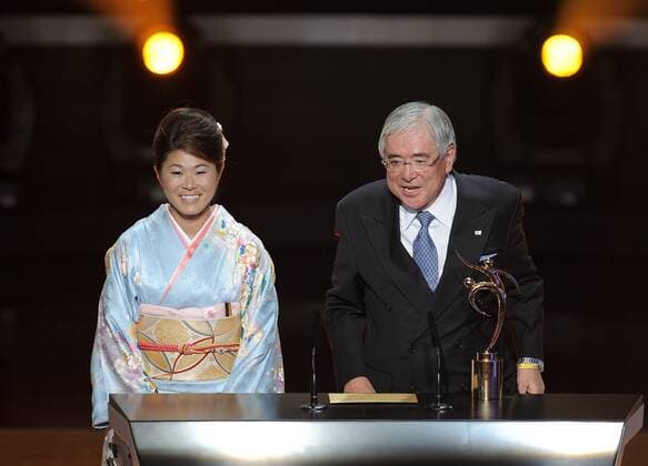 Fussball International FIFA Ballon d Or Zürich Wahl zum Weltfussballer 2011 Junji Ogura (re, Verbandspräsident Japan) und Weltfußballerin Homare Sawa (Japan) mit dem Fair Play Pokal 