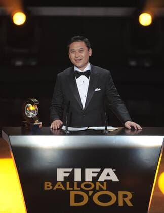 Fussball International FIFA Ballon d Or 09.01.2012 Frauen - Nationaltrainer des Jahres: Trainer Norio Sasaki (Frauennationalmannschaft Japan) mit Pokal 