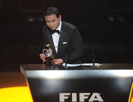 Fussball International FIFA Ballon d Or 09.01.2012 Frauen - Nationaltrainer des Jahres: Trainer Norio Sasaki (Frauennationalmannschaft Japan) mit Pokal 