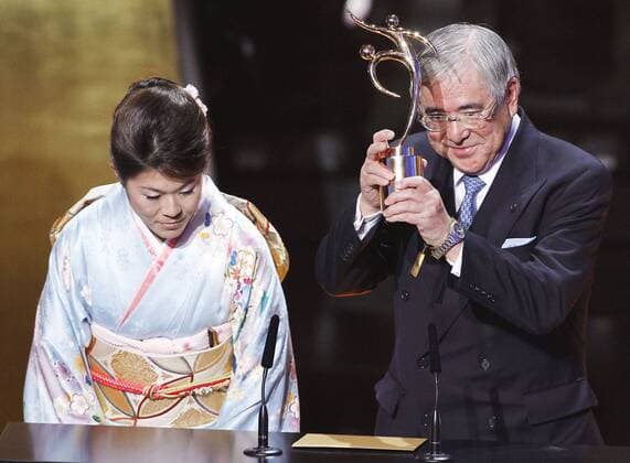 Japanese Football Association president Junji Ogur (R) and Japanese player Homare Sawa (Japan) receive the FIFA Fair Play Award during the FIFA Ballon d Or Gala 2011 in Zurich, Switzerland, Jan. 9, 2012. (Xinhua Zhou Lei) (jyc) SWITZERLAND-ZURICH-FIFA-BALLON D OR GALA-FAIR PLAY AWARD 