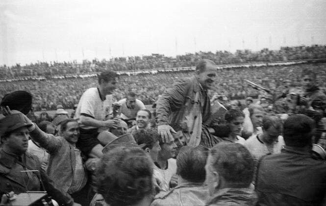 WM Finale 1954 in Bern - Die BR Deutschland wird Weltmeister - Bundestrainer Sepp Herberger (re.) und Fritz Walter (mit dem Coupe Jules Rimet) werden getragen