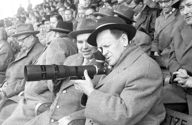 Bundestrainer Sepp Herberger (BR Deutschland, re.) mit der neuesten Kameratechnik