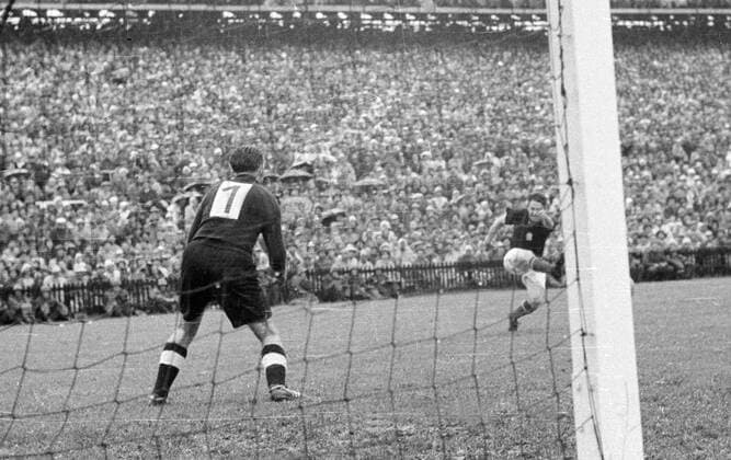 WM Finale 1954 in Bern - BR Deutschland - Ungarn 3:2 - Torwart Toni Turek (BRD) gegen Jozsef Zakarias (Ungarn)