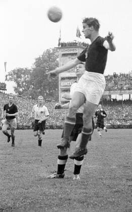 WM Finale 1954 in Bern - BR Deutschland - Ungarn 3:2 - Sandor Kocsis (Ungarn, re.) gegen Hans Schäfer (BRD), dahinter Werner Liebrich (BRD)