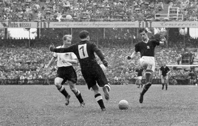WM Finale 1954 in Bern - BR Deutschland - Ungarn 3:2 - Sandor Kocsis (Ungarn, re.) gegen Torwart Toni Turek (Mitte) und Werner Liebrich (beide BRD)