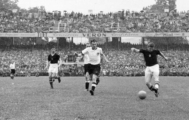 WM Finale 1954 in Bern - BR Deutschland - Ungarn 3:2 - Ferenc Puskas (Ungarn, re.) gegen Karl Mai (BRD, Mitte), dahinter Sandor Kocsis (Ungarn)