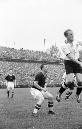 WM Finale 1954 in Bern - BR Deutschland - Ungarn 3:2 - Ferenc Puskas (Ungarn, Mitte) gegen Josef Posipal (BRD)