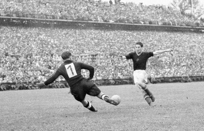 WM Finale 1954 in Bern - BR Deutschland - Ungarn 3:2 - Torwart Toni Turek (BRD, li.) mit einer Fussabwehr