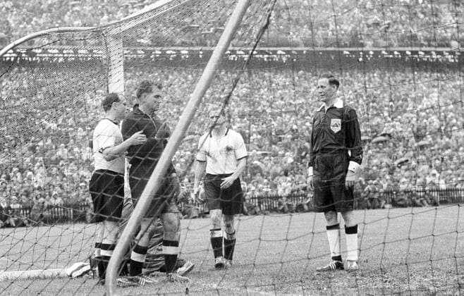 WM Finale 1954 in Bern - BR Deutschland - Ungarn 3:2 - Schiedsrichter William Ling (England, re.), der verletzte Torwart Toni Turek (2.v.li.), Werner Liebrich (2.v.re.) und Werner Kohlmeyer (alle BRD)