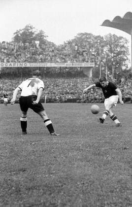 WM Finale 1954 in Bern - BR Deutschland - Ungarn 3:2 - Ferenc Puskas (Ungarn, re.) gegen Josef Posipal (BRD)